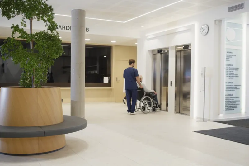 Acessibilidade em Hospitais: Como o Elevador Hospitalar Contribui