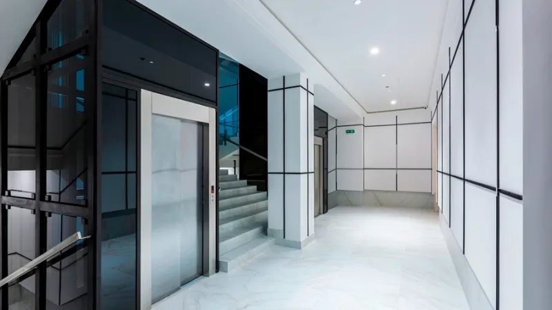 Economia e Conforto: Benefícios de um Elevador Modernizado