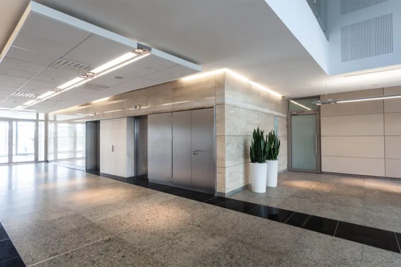 Elevador Hidráulico vs. Elevador Elétrico: Qual a Diferença?