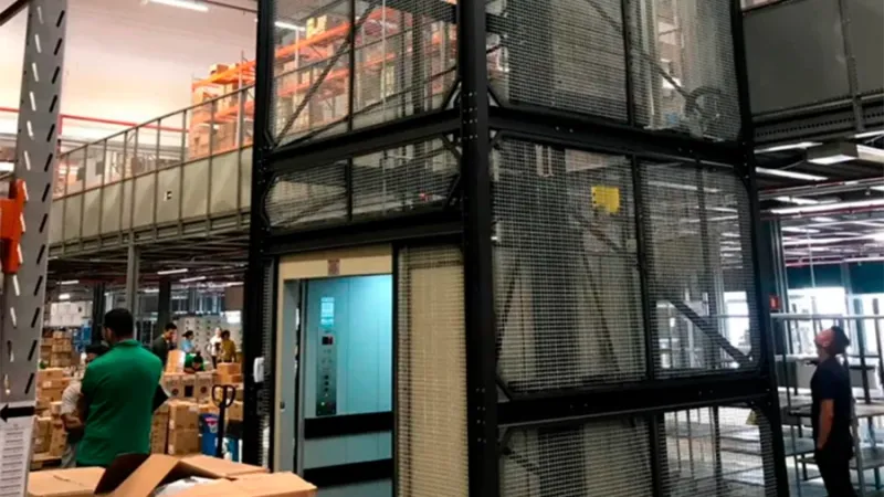Elevadores Industriais: Essenciais para a Eficiência em Ambientes de Trabalho
